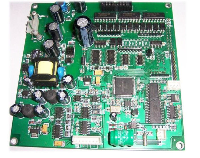 Assemblage de circuits imprimés rigides et flexibles pour automobile