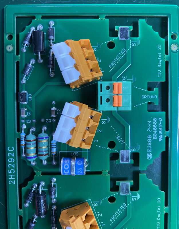 Équipement de télécommunication PCB en cuivre avec LW/LS Min. de 0,05 mm et couleur Silkscreen Noire