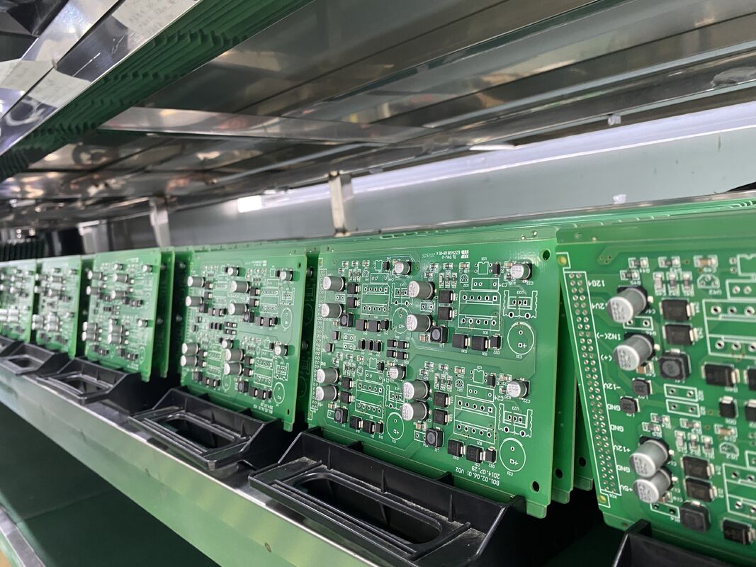 Équipement de protection contre les surtensions avec finition de surface sans plomb HASL et contrôle d'impédance assurant une gestion durable et électrique des surtensions