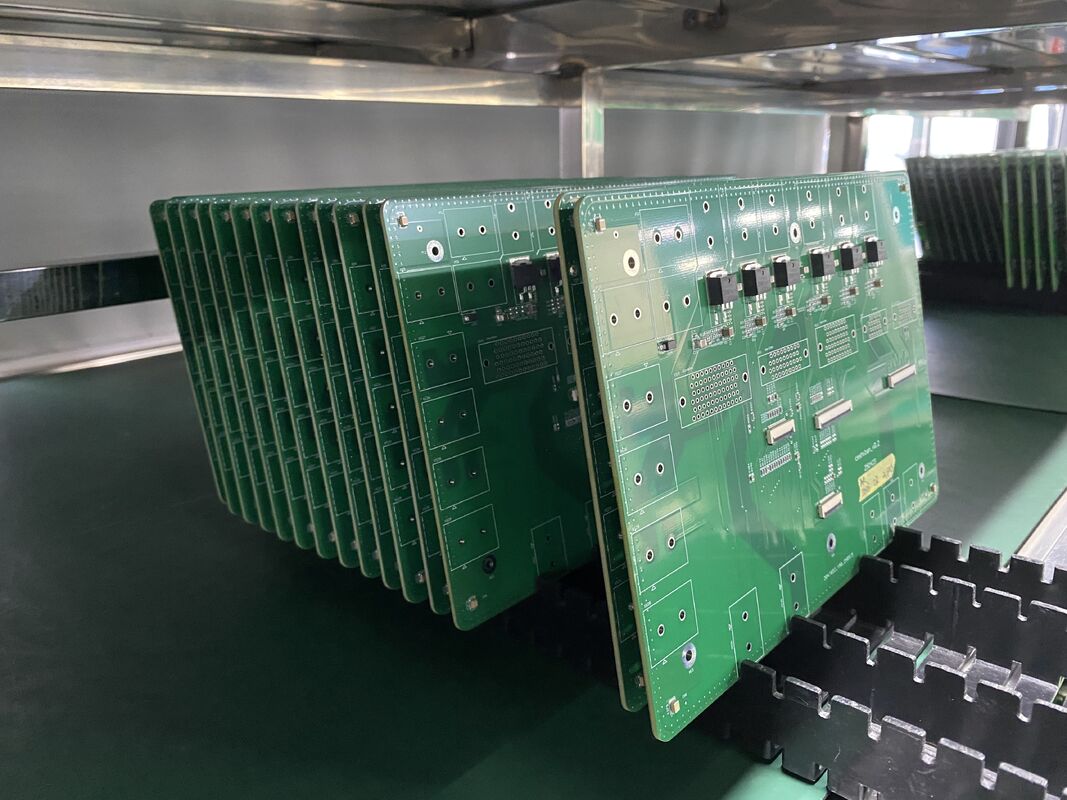 Équipement de protection contre les surtensions avec finition de surface sans plomb HASL et contrôle d'impédance assurant une gestion durable et électrique des surtensions